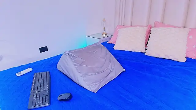 alanarose18 online show from 04/18/26, 07:18