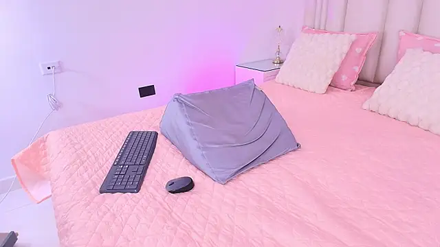 alanarose18 online show from 04/24/26, 07:16