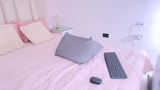 alanarose18 online show from 05/14/26, 07:09