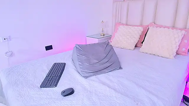 alanarose18 online show from 05/15/26, 07:21