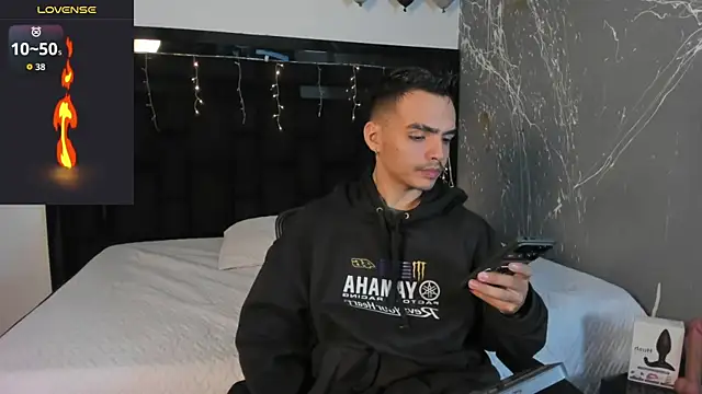 NicoKingg  online show from 12/05/25, 04:10