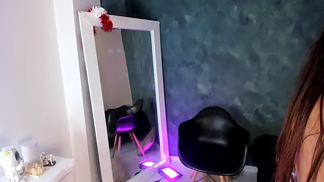 BellaRooux online show from 12/22/25, 12:24