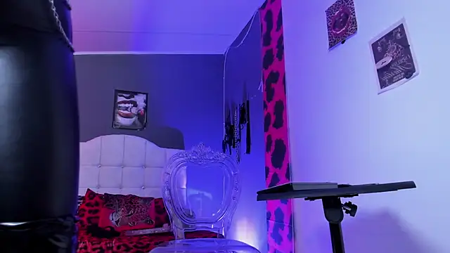 Halley Ravenn online show from 11/26/25, 08:21