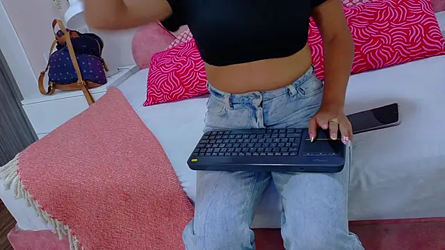 NicoletCherry   online show from 11/18/25, 07:29