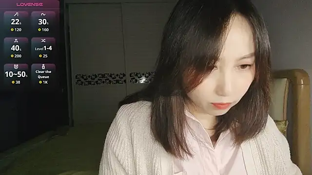 Snapshot of Ella61 chatting on 11/13/25, 12:48 Ella61 online show from 11/13/25, 12:48