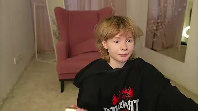 Snapshot of miccka__ chatting on 11/09/25, 10:35 miccka online show from 11/09/25, 10:35