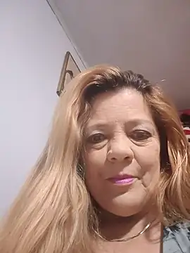 Snapshot of karlaanqui1 chatting on 12/17/25, 09:04 karlaanqui1 online show from 12/17/25, 09:04