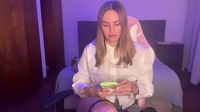 MiaGlows online show from 11/25/25, 12:54