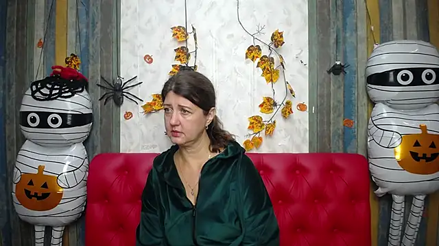 Snapshot of RoseHille chatting on 11/15/25, 10:45 RoseHille online show from 11/15/25, 10:45