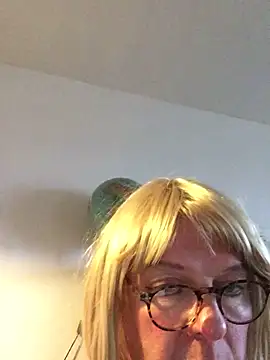 Snapshot of simone_xdressing chatting on 12/15/24, 02:05 simone xdressing online show from 12/15/24, 02:05