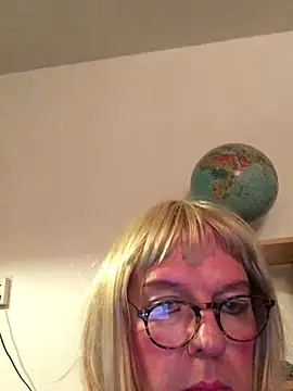 Snapshot of simone_xdressing chatting on 12/22/24, 12:50 simone xdressing online show from 12/22/24, 12:50