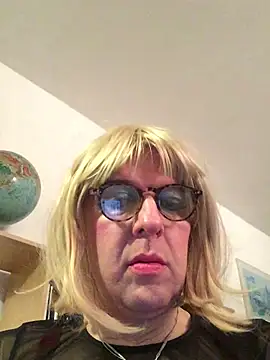 Snapshot of simone_xdressing chatting on 02/10/25, 12:30 simone xdressing online show from 02/10/25, 12:30