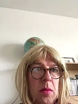 Snapshot of simone_xdressing chatting on 02/12/25, 02:10 simone xdressing online show from 02/12/25, 02:10