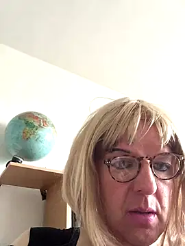 Snapshot of simone_xdressing chatting on 10/12/25, 09:08 simone xdressing online show from 10/12/25, 09:08