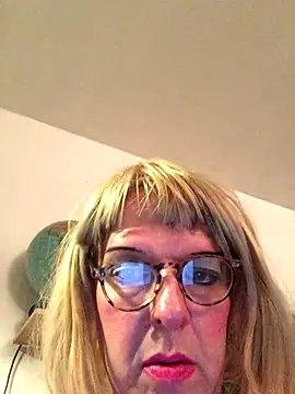 Snapshot of simone_xdressing chatting on 11/02/25, 07:49 simone xdressing online show from 11/02/25, 07:49