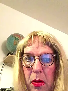 Snapshot of simone_xdressing chatting on 11/08/25, 01:28 simone xdressing online show from 11/08/25, 01:28