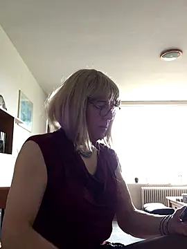 Snapshot of simone_xdressing chatting on 11/09/25, 10:02 simone xdressing online show from 11/09/25, 10:02