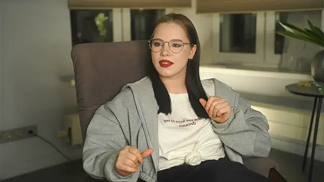 CrystaSvendsen online show from 11/11/25, 12:49