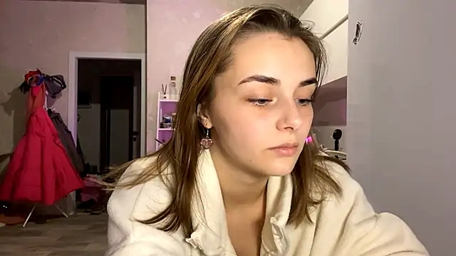 GeralynChiszar online show from 12/04/25, 01:04