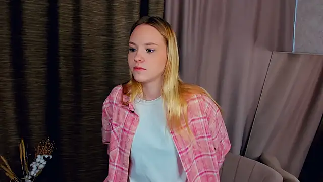 Snapshot of KinaSporcic chatting on 11/11/25, 06:57 KinaSporcic online show from 11/11/25, 06:57