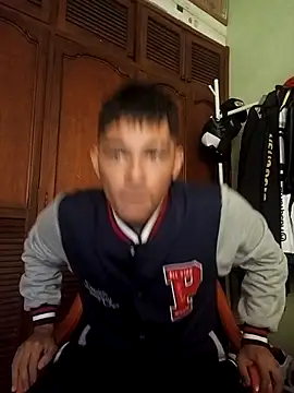 Snapshot of Santiagooo1233 chatting on 11/17/25, 06:24 Santiagooo1233 online show from 11/17/25, 06:24