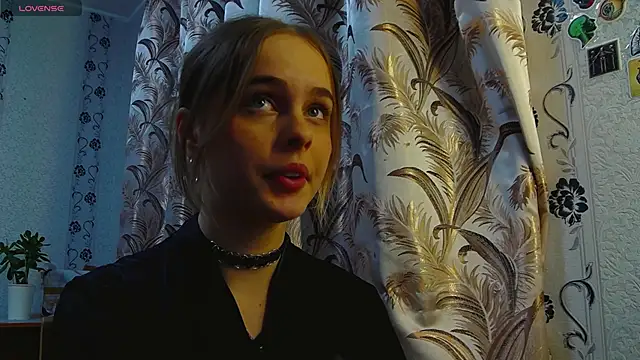 Snapshot of AlicaLOVEalisa777 chatting on 12/15/25, 04:55 AlicaLOVEalisa777 online show from 12/15/25, 04:55