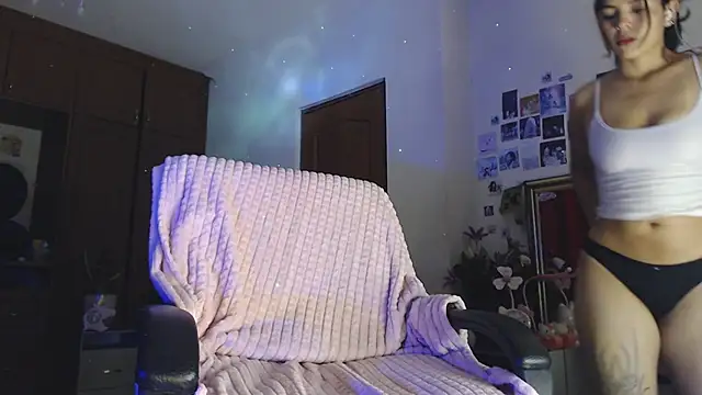 Mia Tylorr online show from 11/13/25, 09:47