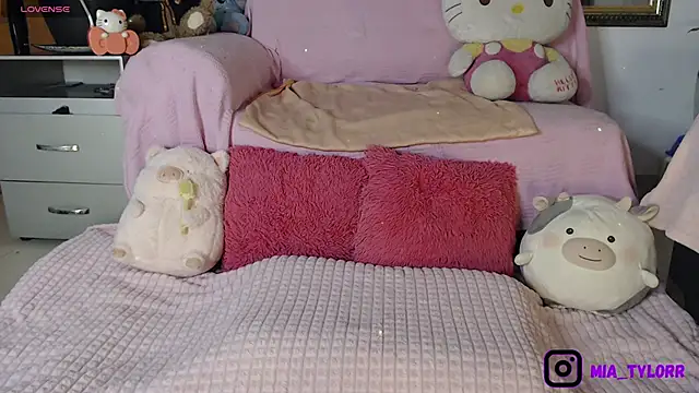 Mia Tylorr online show from 11/18/25, 09:19