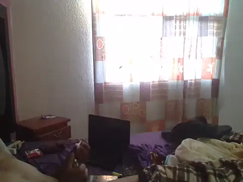 Snapshot of pareja4018 chatting on 11/15/25, 01:29 pareja4018 online show from 11/15/25, 01:29