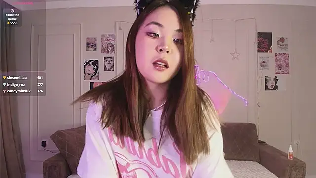 Snapshot of yummy_yuna chatting on 11/21/25, 08:40 yummy yuna online show from 11/21/25, 08:40