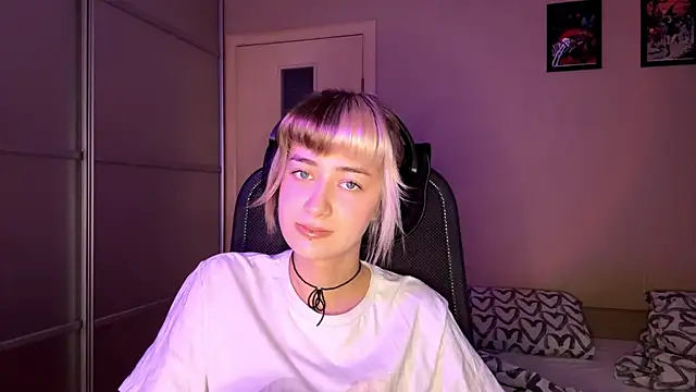 Snapshot of EmilySkyline chatting on 11/12/25, 05:19 EmilySkyline online show from 11/12/25, 05:19