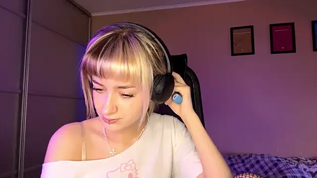 EmilySkyline online show from 11/21/25, 05:06