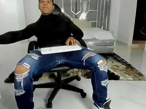 master leather online show from 04/22/26, 08:28