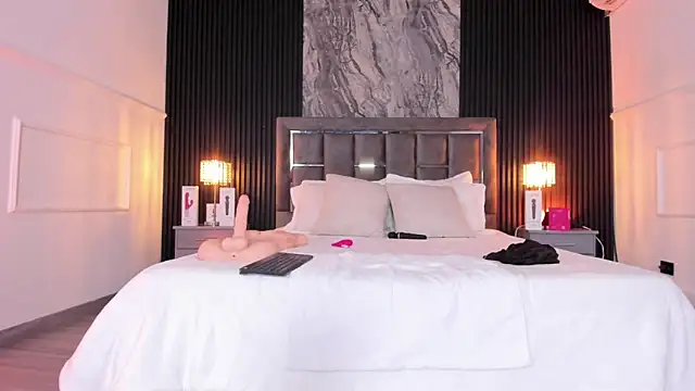 Laureenwells online show from 04/21/26, 02:51