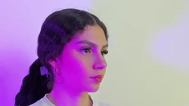 cloee20  online show from 12/18/25, 02:39