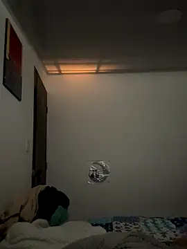 Snapshot of lucyrain_18 chatting on 11/16/25, 04:01 lucyrain 18 online show from 11/16/25, 04:01