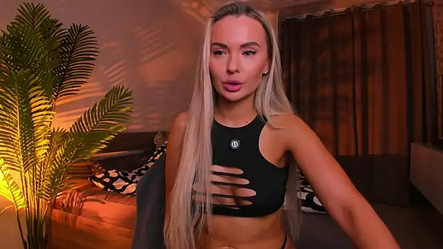 Honey Bunnyy  online show from 11/18/25, 09:41