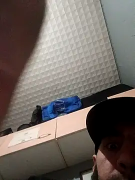 Snapshot of hotguy71000 chatting on 11/28/25, 03:36 hotguy71000 online show from 11/28/25, 03:36