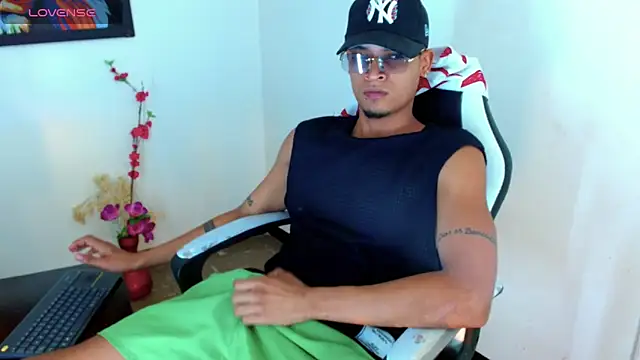 Snapshot of Isaacas_ chatting on 11/12/25, 12:05 Isaacas online show from 11/12/25, 12:05