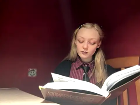 Snapshot of moonlight_fiend chatting on 12/19/25, 09:22 moonlight fiend online show from 12/19/25, 09:22