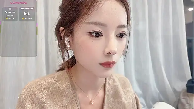 Snapshot of Butterbear chatting on 11/19/25, 05:57 Butterbear online show from 11/19/25, 05:57