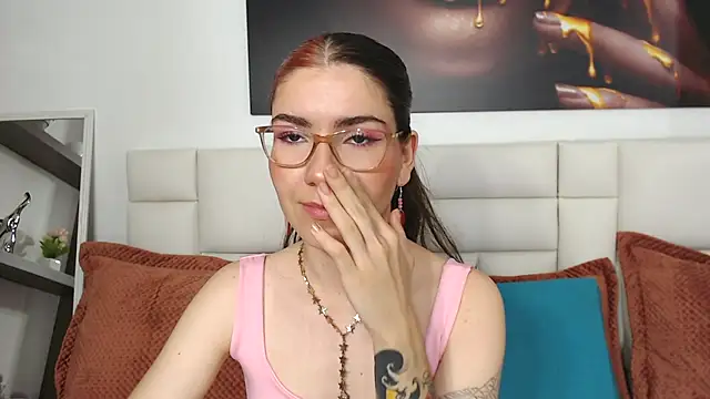 AriLumi online show from 11/25/25, 07:47