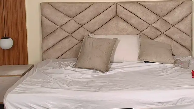 Laracooper  online show from 03/04/26, 07:42