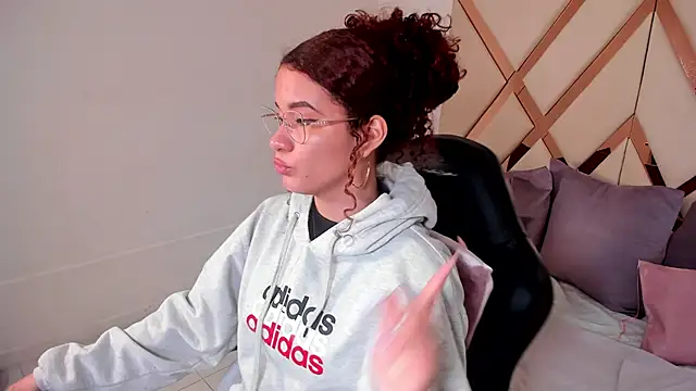 avrilwaynee online show from 12/22/25, 11:51