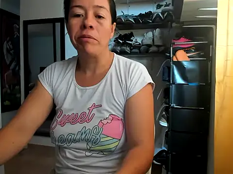 Snapshot of caroline_47 chatting on 07/08/26, 01:59 caroline 47 online show from 07/08/26, 01:59