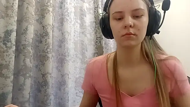 Snapshot of DeenaCaho chatting on 12/16/25, 06:29 DeenaCaho online show from 12/16/25, 06:29