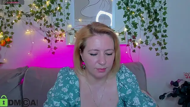 Snapshot of miss_lisaaa chatting on 11/15/25, 02:53 miss lisaaa online show from 11/15/25, 02:53