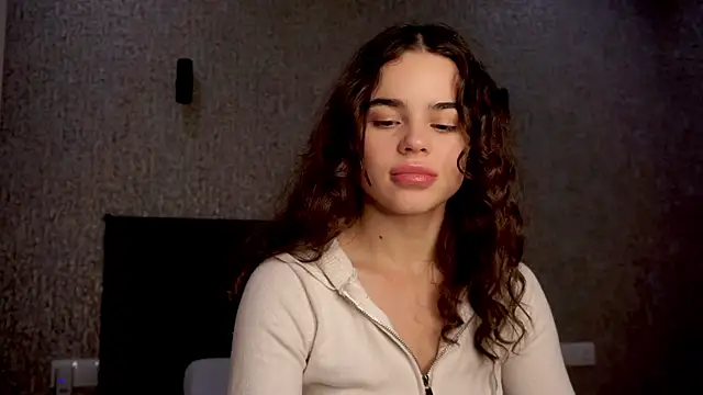 Snapshot of lindaTT chatting on 11/17/25, 01:28 lindaTT online show from 11/17/25, 01:28