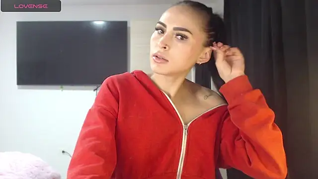 Linda  fiore online show from 11/16/25, 04:29