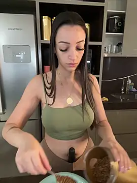 Snapshot of BelleRune chatting on 02/08/25, 11:33 BelleRune online show from 02/08/25, 11:33